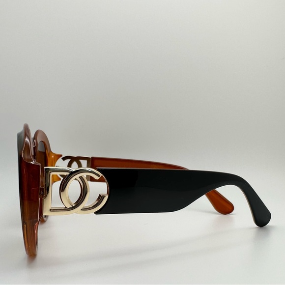 Oversized Round Sunglasses with Gold Arm Detail - Picture 2 of 5